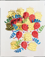 Kleurrijke verjaardagsfeestje scatter decoratie met verjaardagstaart en ballonnen