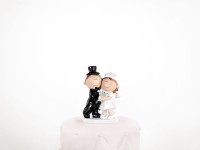 Preview: Enamored comic bride and groom cake decoration 10.5cm