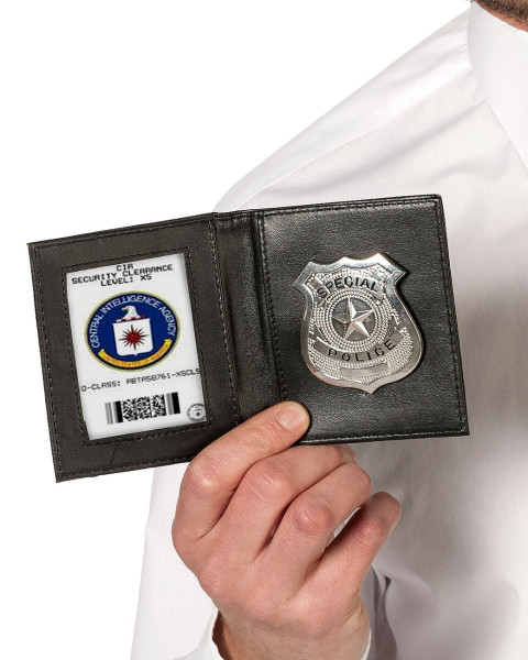 Distintivo della polizia in un portafoglio