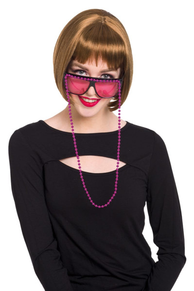 Okulary z perłowym naszyjnikiem w kolorze różowym