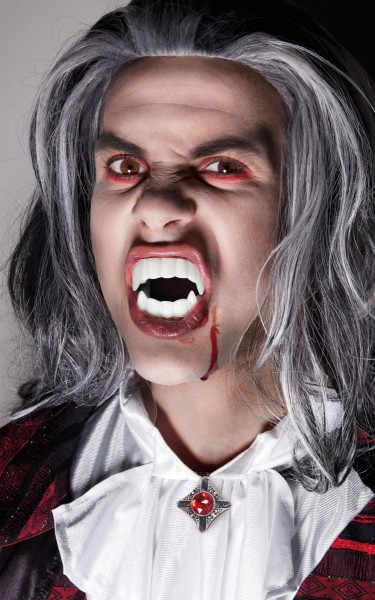 Vampyr tænder med falsk blod 2