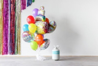 Gelukkige verjaardag heliumfles met ballonnen