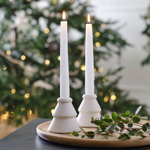 2 białe ceramiczne świeczniki o średnicy 8 cm