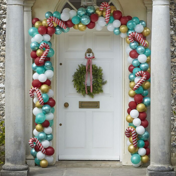Dom na bożonarodzeniową girlandę balonową