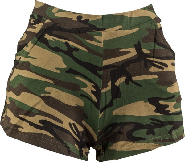 Chique in camouflage hotpants