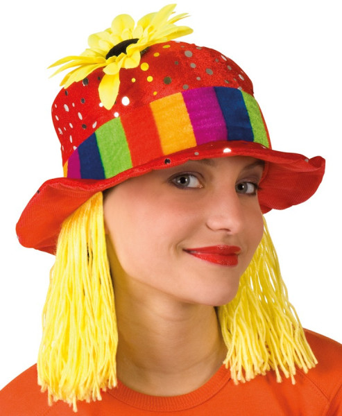 Kolorowy kapelusz klauna z żółtymi włosami