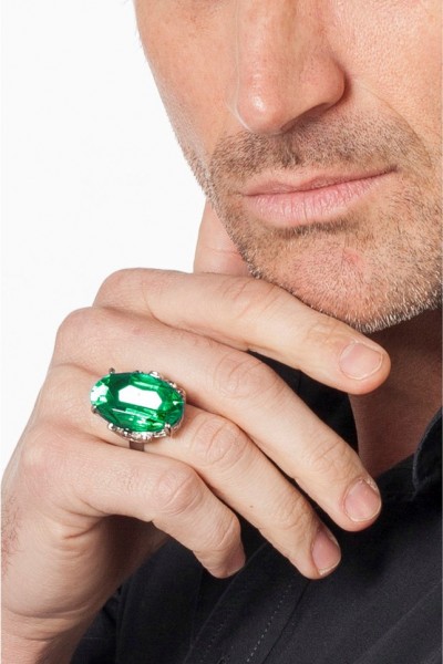 Grøn ring med en stor perle sten