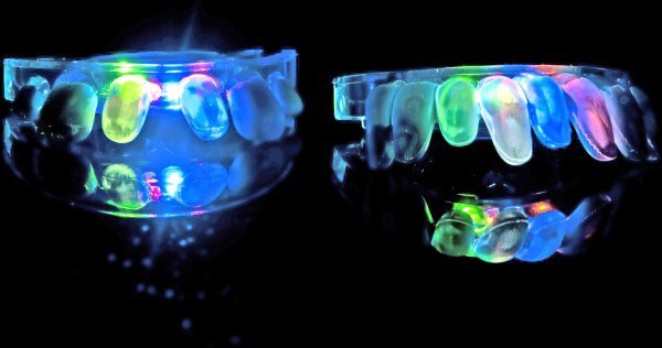 Leuchtende Blinkie Zähne