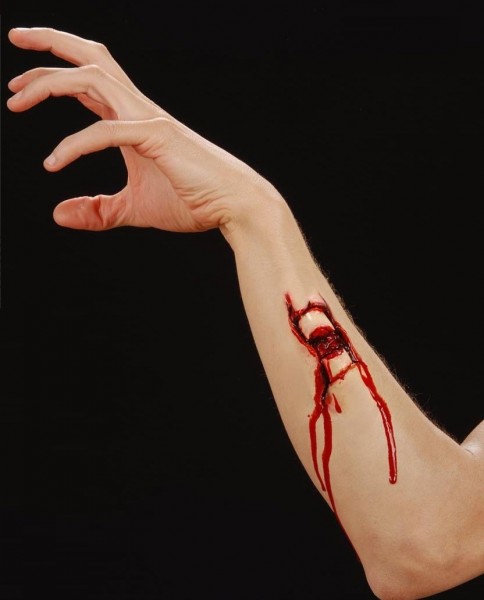 Maquillaje de brazo roto con sangre
