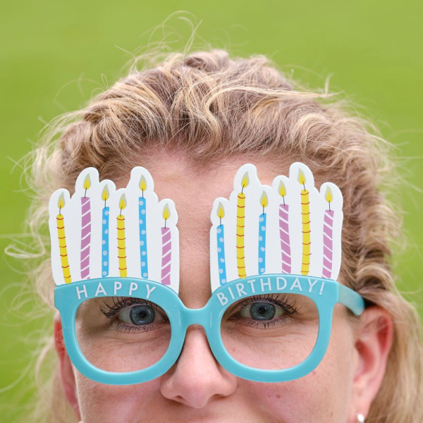 Kolorowe okulary urodzinowe