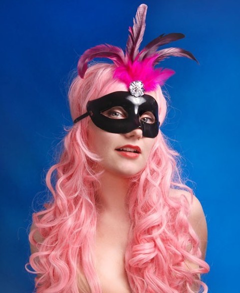 Mask Mystic med fjädrar i svart & rosa 3