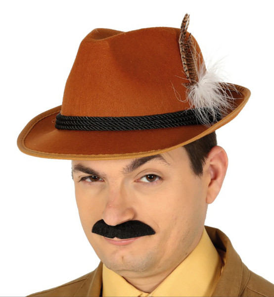 Sombrero de cazador marrón con pluma.