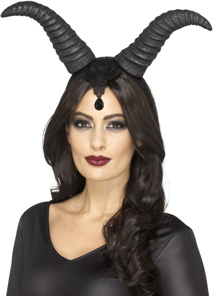 Pointed devil horns Annie Schwarz
