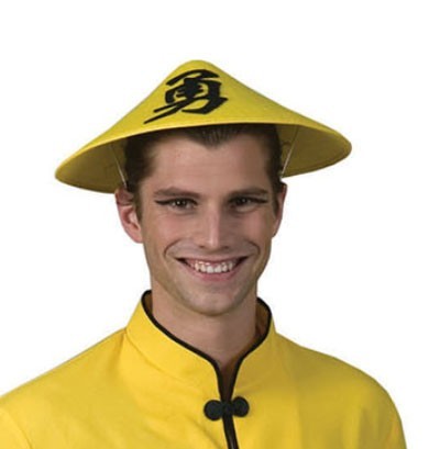 Żółty kapelusz z porcelany z czarnymi literami 2