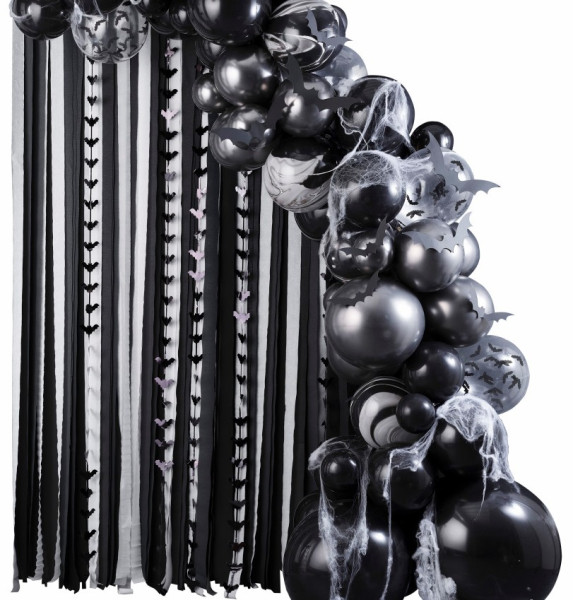 Arco de globos: arco en blanco y negro con serpentinas en murciélagos de papel