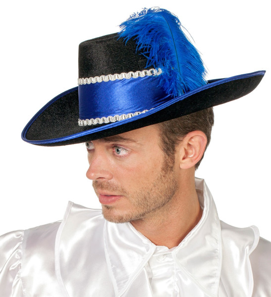 Czarno-niebieska czapka muszkietera z dekoracją z piór