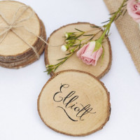 Vista previa: 5 tarjetas de lugar de madera para bodas de amor campestre