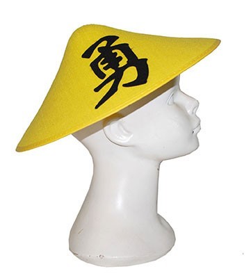 Żółty, porcelanowy kapelusz z czarnymi literami