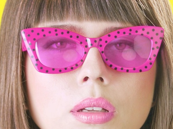 Rockabilly feestbril met roze stippen