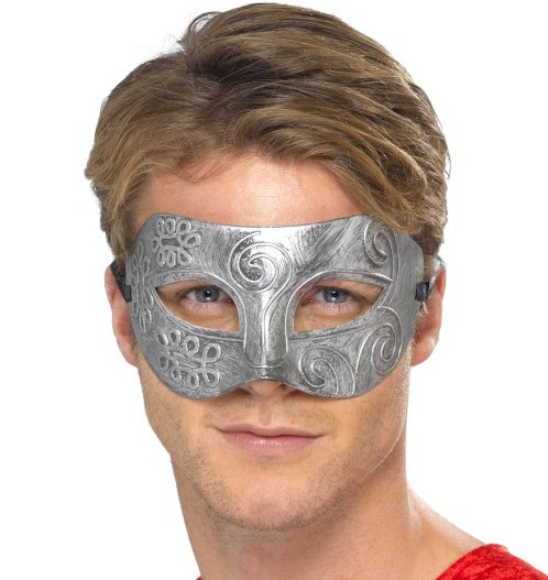 Media máscara de aspecto metálico para hombre